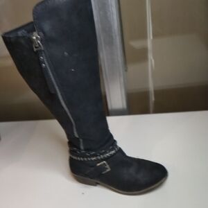 Classic Women's Black Knee-High Boot with Side Zipper
